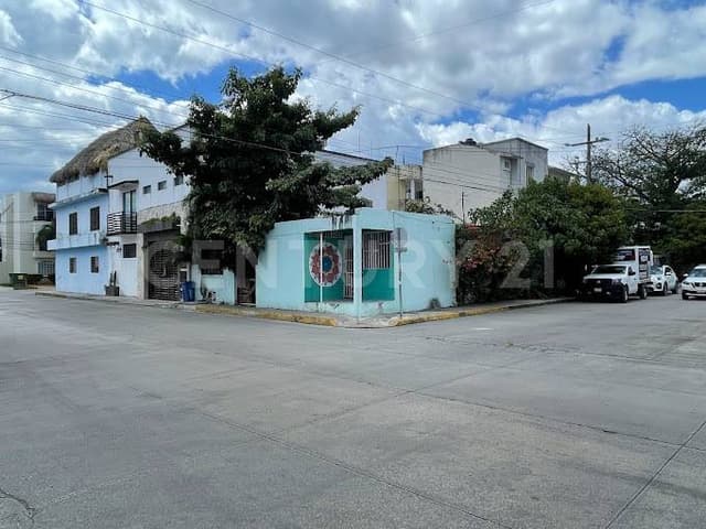 Propiedad en esquina uso mixto comercial en Playa del Carmen
