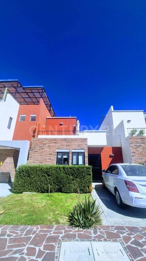 Vive la Exclusividad: Casa en Clúster con Golf