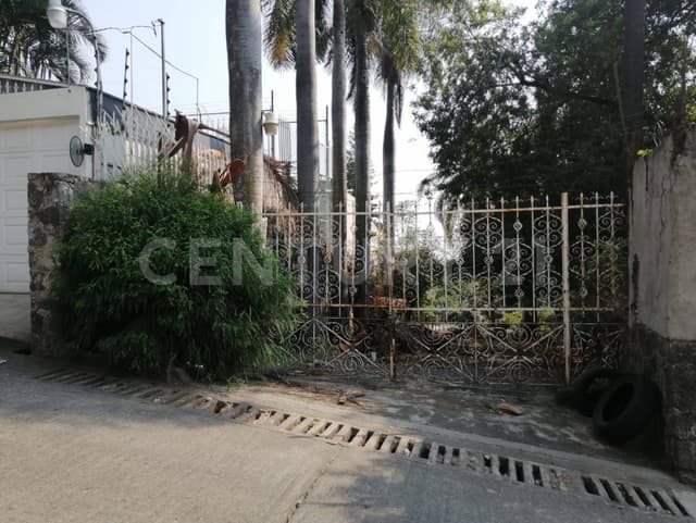 SE VENDE COMO TERRENO EN AV PASEO DEL CONQUISTADOR, CUERNAVACA EN $3535 POR m²