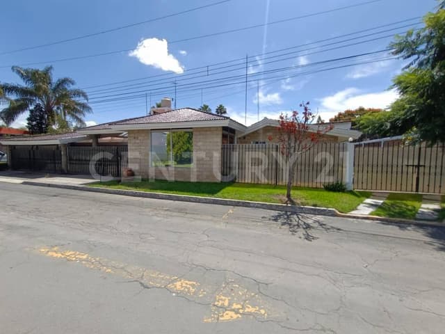 Residencia en venta - Xochicalli - en un solo piso y amplio jardín