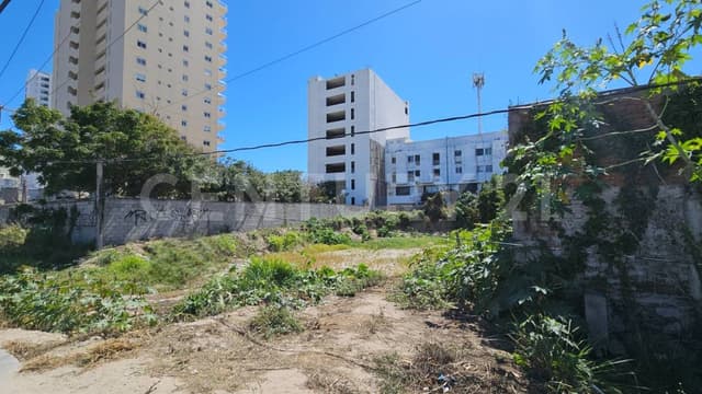 Terreno a una cuadra del Malecón