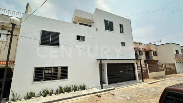CASA EN VENTA EN AV. SABINA, FRACC SAN MARTÍN,CON ROOF GARDEN
