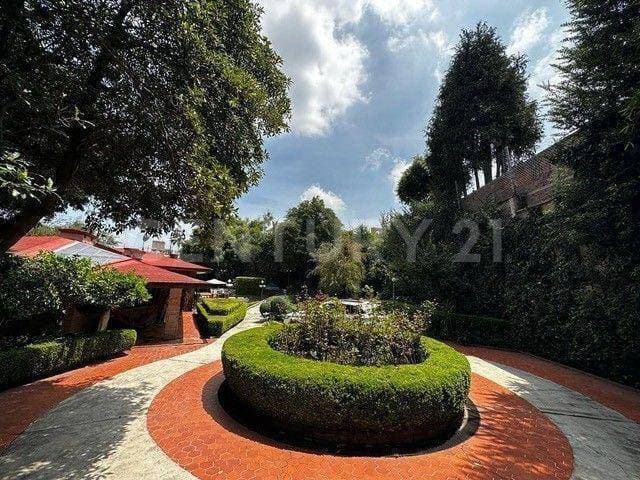 Residencia tipo Hacienda con jardín japonés en Lomas de las Palmas