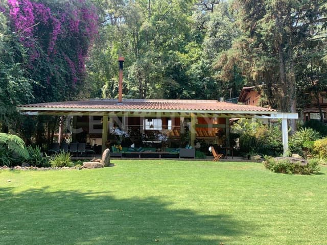 CASA EN VENTA EN AVÁNDARO CERCA DEL CLUB DE GOLF.