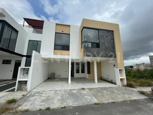 Casa de 4 recamaras en venta en Lomas de Banthí, SJR, Querétaro.