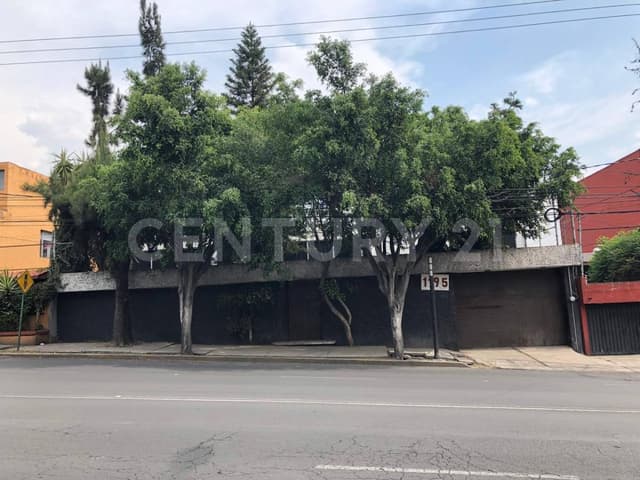 20 metros de frente sobre Czda de las Aguilas (Uso de suelo mixto)