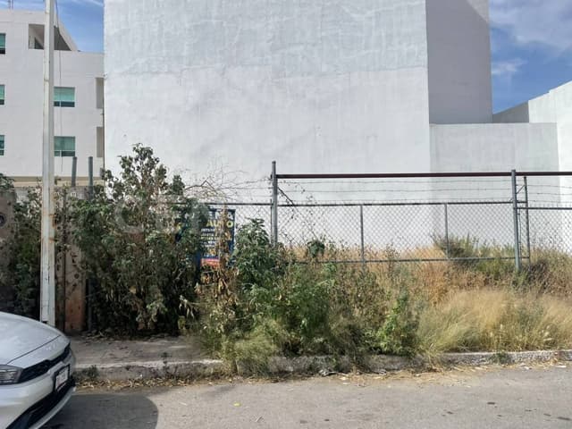 terreno en área comercial a una cuadra de av. Garcia Salinas