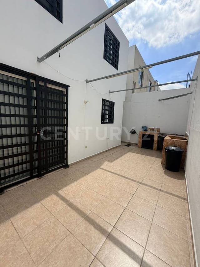 CASA EN RENTA EN COL. LAS LOMAS PRIV. DIAMANTE EN GARCIA NUEVO LEON