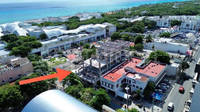 Terreno con construcción a pasos de Paseos del Carmen y Ferry a Cozumel