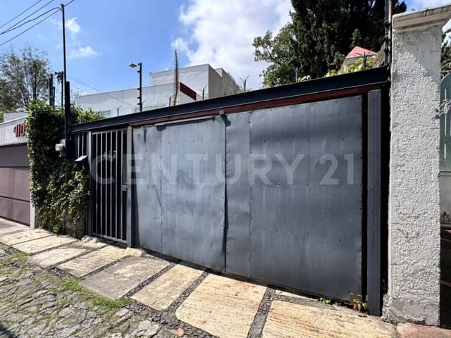 Terreno con casa para remodelar y amplio jardín en Jardines del Pedregal