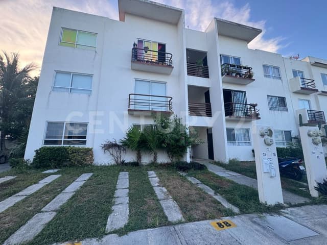 Se Vende Departamento en P.B. de 3 rec en Las Flores Playa Del Carmen P4213