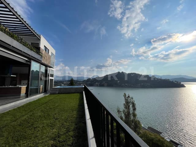 CASA EN VENTA VISTA Y ACCESO AL LAGO, VALLE DE BRAVO.