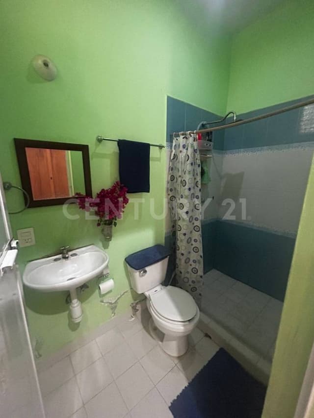 Casa con local en venta