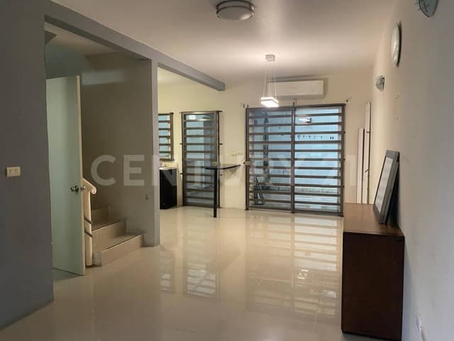 Venta de Casa en punta del mar sobre avenida principal