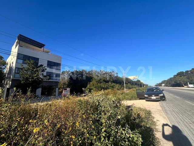 Lote en venta sobre la Avenida Tulum en la Región 12, Tulum, Quintana Roo.