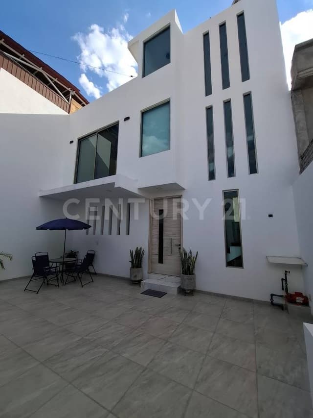 CASA EN VENTA DE TRES NIVELES CON EXCELENTE FUNCIONALIDAD