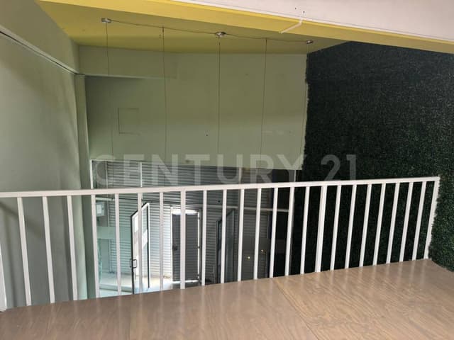 Se renta local comercial muy amplio, en calle principal con alta afluencia.