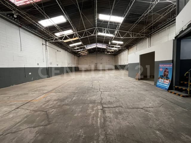 Excelente Bodega comercial e industrial en venta en Granjas México con oficinas
