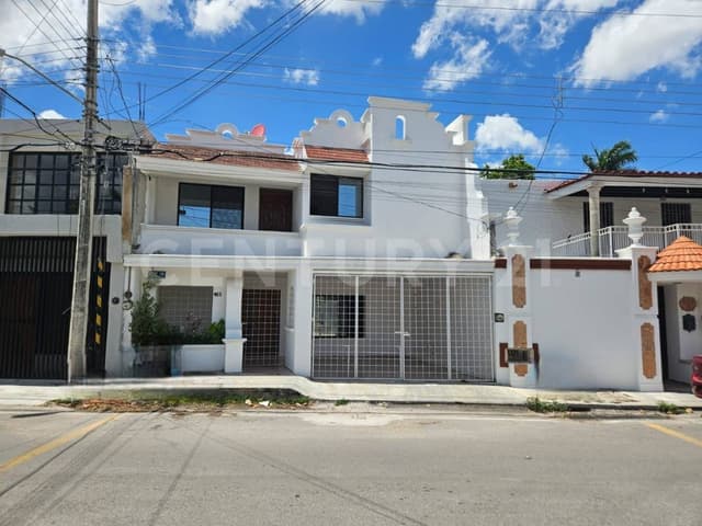 Casa en venta de 2 niveles y 4 habitaciones en Mérida, Yucatán.