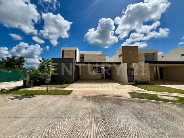Casa en venta en privada Residencial en Cholul, Merida Yucatan.
