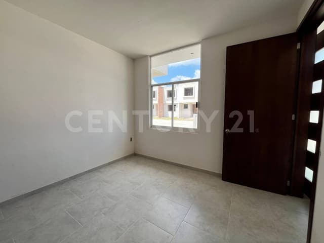 Casa con sala de doble altura en venta en fraccionamiento con en SJR, Qro