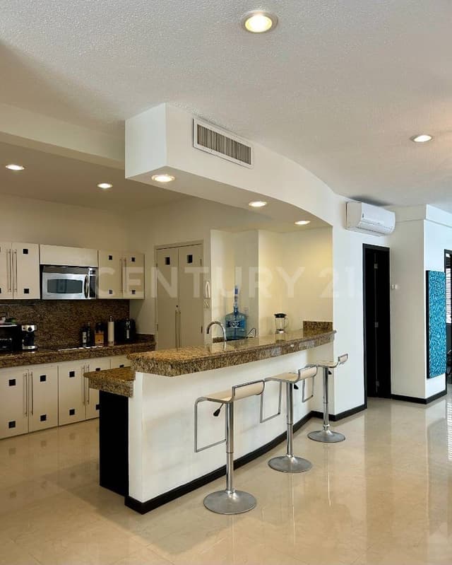 Se vende amplio Penthouse de 2 hab a pasos de 5ta Av y calle 38 Playa Del Carmen