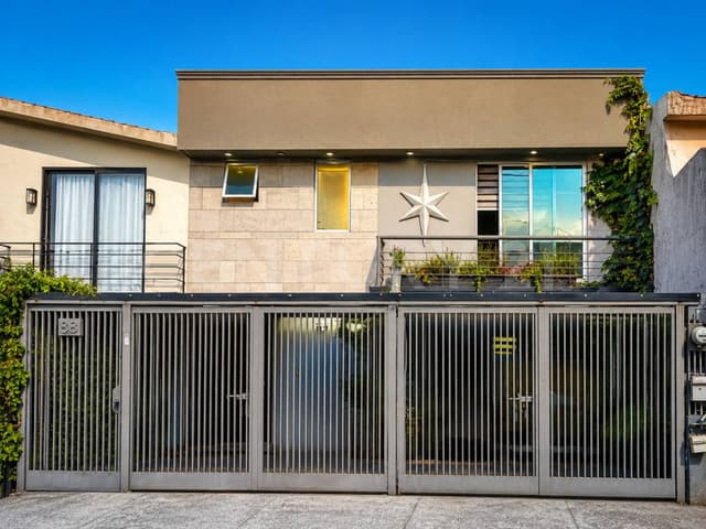 Casa Moderna en Venta en Lomas de las Fuentes