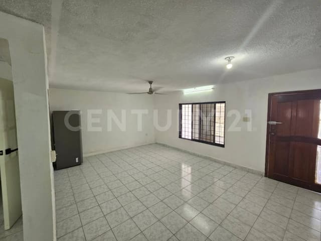 Casa en venta de 2 niveles y 4 habitaciones en Mérida, Yucatán.