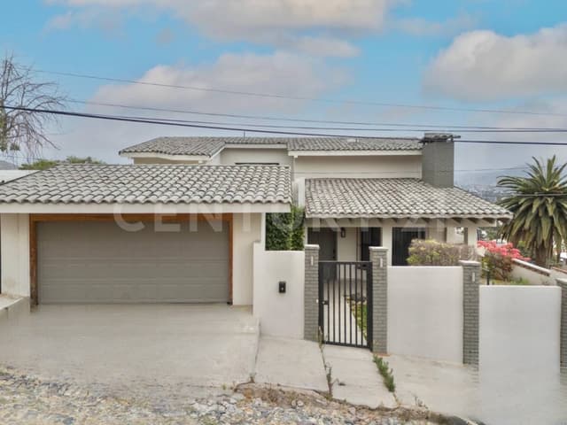 CASA EN VENTA EN COLONIA EMPLEADOS, ENSENADA, B.C