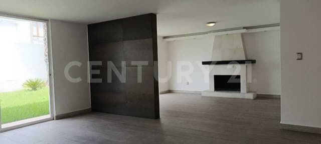 Vive donde todo sucede: casa en venta con salidas estratégicas en Metepec