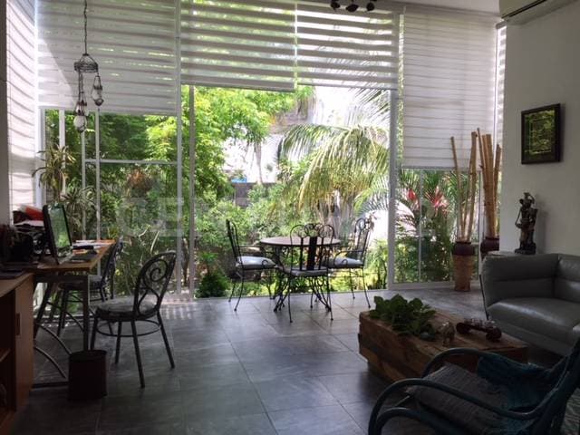 SE VENDE CASA CON LOCALES COMERCIALES