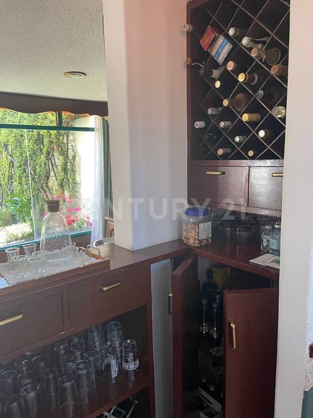 En calle cerrada con vigilancia y a un paso de Puentes de los Poetas