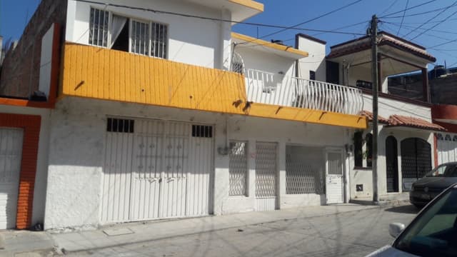 Se vende casa con dos departamentos en planta alta en Bienestar Social