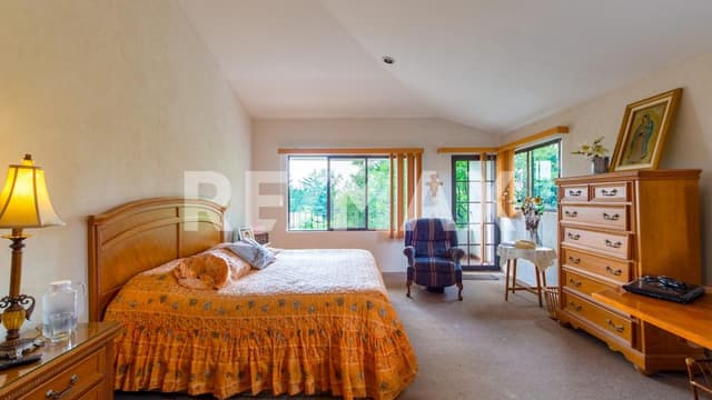 Venta casa en condominio cerrado en Loma de Valle Escondido, Zona Esmeralda