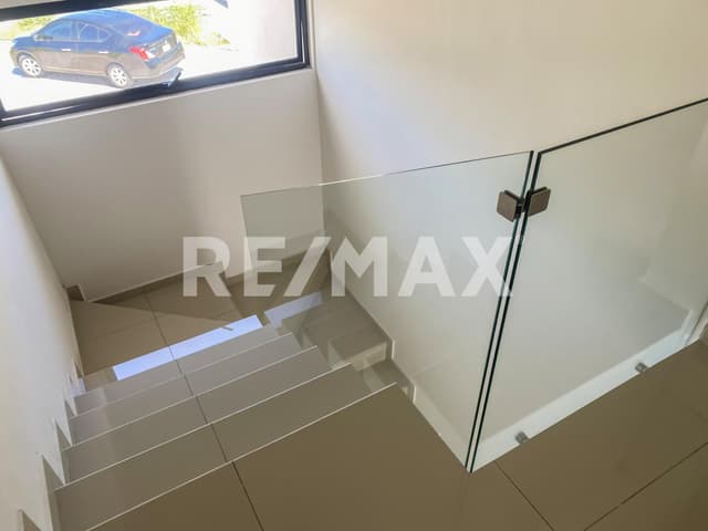 MODERNA CASA NUEVA EN COTO CON ALBERCA