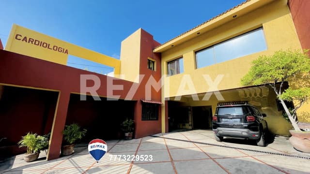 Venta de propiedad con despachos o consultorios, Las Palmas Cuernavaca...Clave 4387