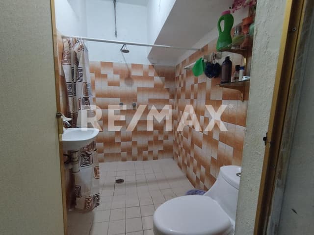 Se vende casa con dos departamentos en planta alta.