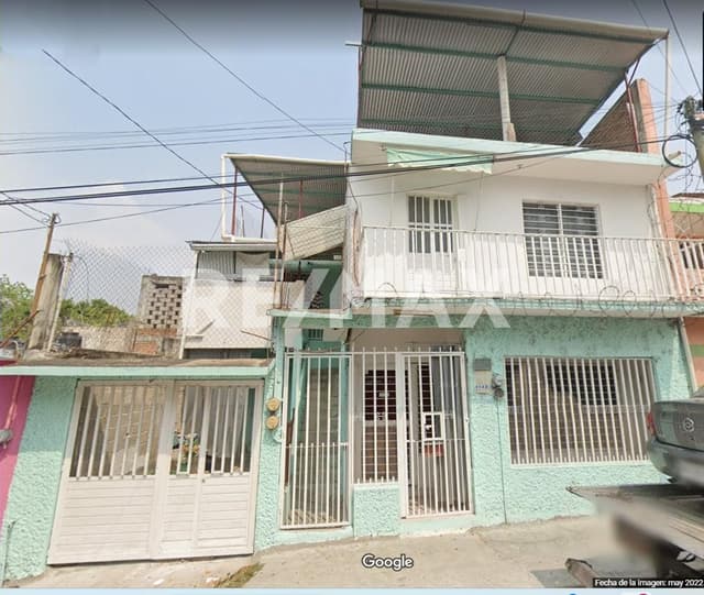 Se vende casa con dos departamentos en planta alta.