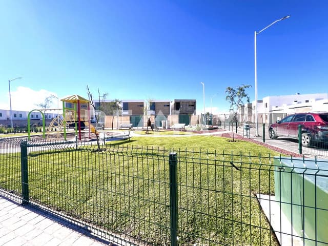 CASA EN VENTA EN FRACCIONAMIENTO BOSQUES "MODELO ENCINO"