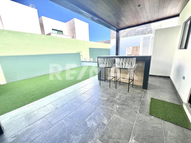 CASA EN VENTA EN FRACCIONAMIENTOS BOSQUES "MODELO ROBLE"