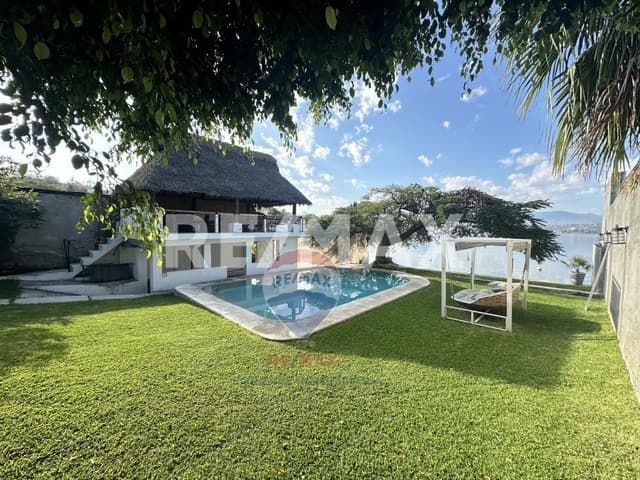 Venta de casa con acceso al lago de Tequesquitengo, Morelos...Clave 4703