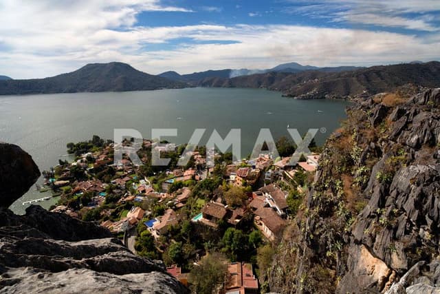 TERRENO PLANO EN VENTA USO DE SUELO MIXTO VALLE DE BRAVO CTV240207-MN