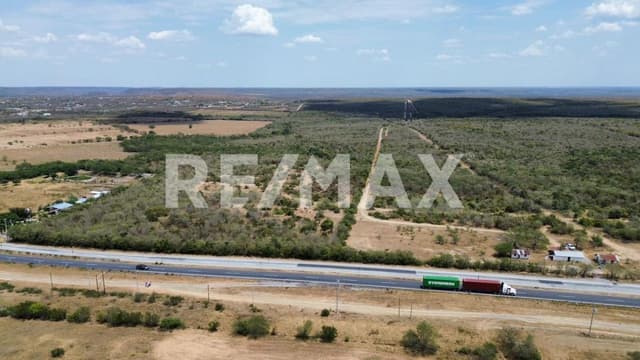 Venta Terreno Comercial frente a carretera nacional en Montemorelos Nuevo Leon