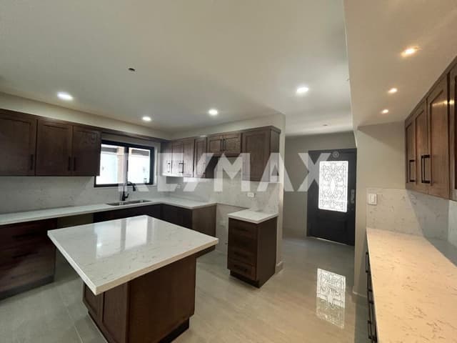 EN VENTA RESIDENCIA REDISEÑADA Y RENOVADA EN RINCONES DE SAN MARCOS