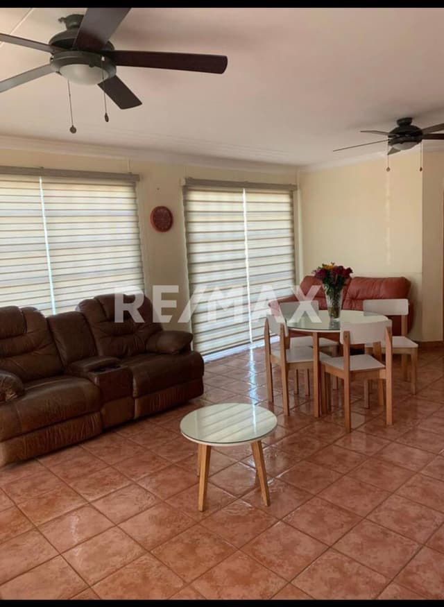 CASA EN VENTA EN VILLAS KARINA, BLV MIGUEL ALEMAN, FRENTE AL MAR.