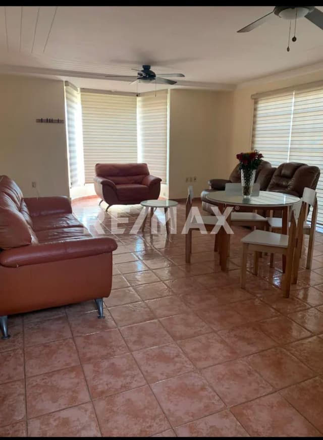 CASA EN VENTA EN VILLAS KARINA, BLV MIGUEL ALEMAN, FRENTE AL MAR.