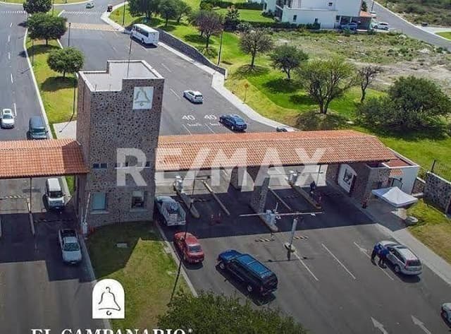 Terreno en venta en el campanario Queretaro frente a campo