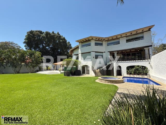 Venta de casa, 1,869 m2 de terreno, Parque Sumiya, Jiutepec, Morelos....Clave 5510