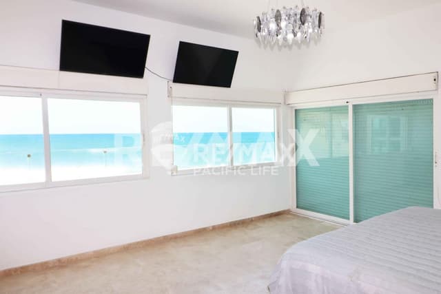 CASA FRENTE AL MAR EN VENTA