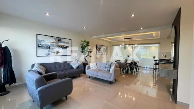 Casa amueblada en renta en el Refugio de 3 habitaciones y estudio